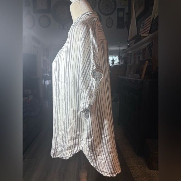 Time & Tru Gray Pinstripes Button Down Vneck Shirt Size Large - Picture 2 of 7